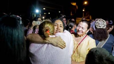 Los familiares de los presos excarcelados lloraron de emoción al recoger a sus seres queridos en las cárceles.