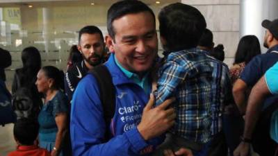 Jorge Jiménez fue recibo en el aeropuerto de Toncontín por su familia.