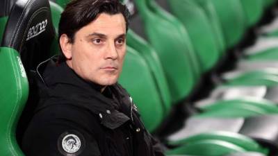 EPA3380. REGGIO EMILIA (ITALIA), 27/11/2017.- Fotografía de archivo del 5 de noviembre de 2017 que muestra al ex entrenador del Milán Vincenzo Montella mientras espera al inicio de un partido de la serie A entre su equipo y el Sassuolo en el estadio Mapei en Reggio Emila (Italia). El Milan anunció hoy, 27 de noviembre de 2017, la destitución como entrenador de Montella tras el empate del domingo con el Torino y su sustitución por el campeón del mundo Gennaro Gattuso, informó el club en un comunicado. EFE/ Elisabetta Baracchi