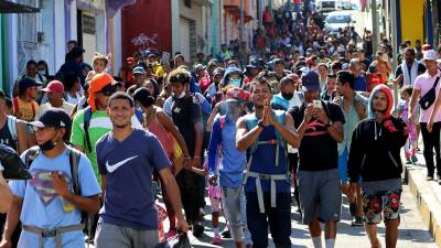 Cientos de migrantes centroamericanos y sudamericanos salieron en caravana del sur de México en su ruta hacia EEUU.