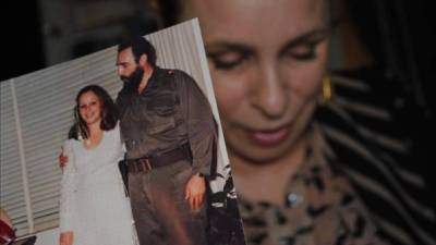 La hija 'rebelde' de Fidel Castro, Alina Fernández Revuelta, muestra una foto del día de su boda junto a su padre, durante una entrevista con Efe en su casa en Miami, Florida (EE.UU.) EFE