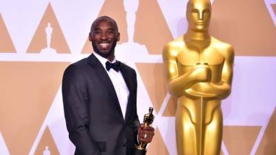 Kobe Bryant posa en la sala de prensa con el Oscar al Mejor Cortometraje de Animación por 'Dear Basketball'. AFP