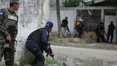 Al menos seis viviendas de la colonia Planes de Cálpules fueron allanadas por agentes de la DNIC y la Policía Preventiva tras la captura de tres supuestos pandilleros.