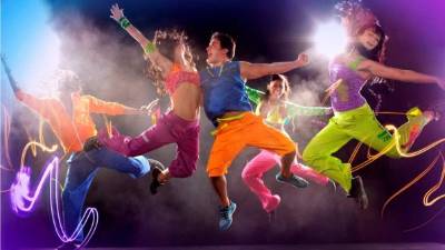 Disfrute de una divertida noche bailando ritmos latinos y actuales.