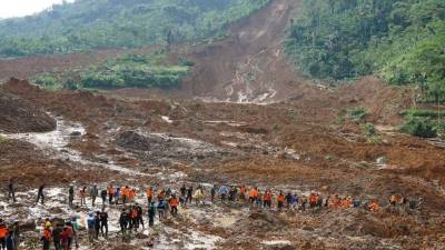 Unos 700 socorristas están buscando entre el barro y los escombros.