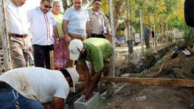 Autoridades municipales y vecinos supervisan las obras de la plaza multiusos en laBendeck. Fotos: Efraín Molina