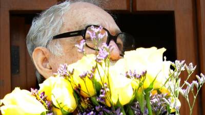 El escritor colombiano Gabriel García Márquez sostiene unas flores el pasado marzo. EFE/archivo