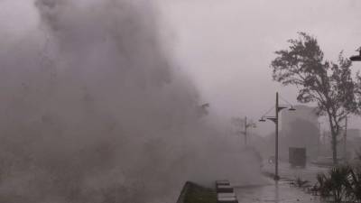 Registro del intenso oleaje este sábado en la avenida del malecón, durante el paso de la tormenta tropical Elsa, en Santo Domingo (República Dominicana). EFE/Orlando Barría