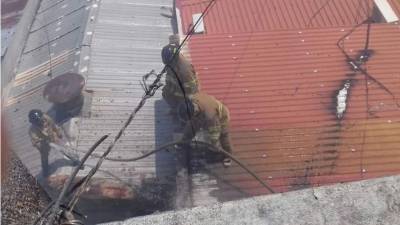 Personal del Cuerpo de Bomberos acudió de inmediato para apagar el incendio originado en una cuartería cercana al mercado San Isidro.