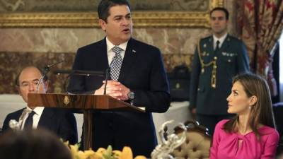 El presidente de Honduras, Juan Orlando Hernández, junto a la reina Letizia y el presidente del Senado, Pío García-Escudero, durante su intervención en el almuerzo que los Reyes de España, han ofrecido hoy en el Palacio Real en honor del mandatario hondureño y su esposa, con motivo de su visita oficial a España. EFE