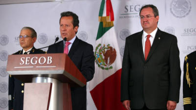 Foto de Archivo. Eduardo Sánchez (en medio), vocero de seguridad del Gobierno federal, informó que 61 personas de diferentes nacionalidades que estaban privadas de su libertad fueron rescatadas en Reynosa, Tamaulipas.