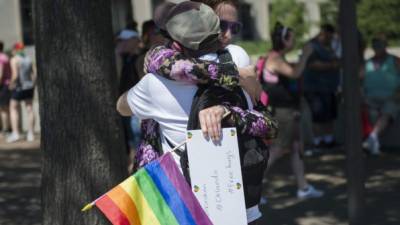 Personas lloran en las afueras de la discoteca Pulse del centro de Orlando, donde ocurrió la masacre. AFP