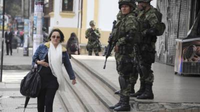 La militarización de Bogotá, tras la violencia que dejó además 147 personas heridas y al menos 40 detenidos, implica que 'los soldados realizarán labores de patrullaje en coordinación con la policía', explicó a la AFP un vocero de la alcaldía. Foto AFP