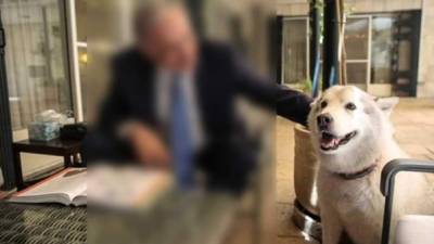 El primer ministro israelí, Benyamin Netanyahu, con su perro.