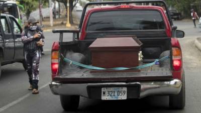 Una camioneta que traslada un ataúd hacia un cementerio en Managua. EFE