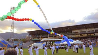Los organizadores lanzaron un rosario con globos, cada color representó un continente. Fotos: Jorge Gonzales