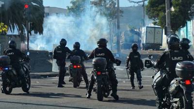“La democracia de Ecuador está en serio riesgo”, alertó este martes el ministro de Defensa de Ecuador, Luis Lara, en momentos en que arrecian en el país las protestas sociales por la carestía de la vida, con el bloqueo de vías y carreteras, y la llegada de miles de manifestantes a la capital, Quito.