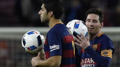 La imagen de la goleada: Messi y Luis Suárez se llevaron un balón cada uno a sus casas. Foto AFP/Lluis Gene