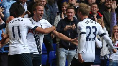 Barcelona's Brazilian midfielder Philippe Coutinho is mobbed by teammates after scoring the opening goal during the Champions League group B football match match between Tottenham Hotspur and Barcelona at Wembley Stadium in London, on October 3, 2018. / AFP PHOTO / IKIMAGES / Ian KINGTON