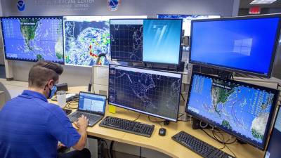 El Centro Nacional de Huracanes se mantiene en alerta or dos sistemas de baja presión.