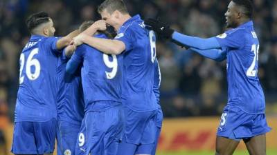 HMK03. LEICESTER (REINO UNIDO), 27/02/2017.- Jugadores del Leicester City celebran después de anotar un gol hoy, lunes 27 de febrero de 2017, durante un partido por la Liga Premier entre Leicester City y Liverpool, en el estadio The King Power de Leicester (Reino Unido). EFE/Hannah McKay SOLO USO EDITORIAL/ Prohibido su uso con vídeo o textos sin autorizar, lista de equipos, logos de clubes o emisiones en directo. Publicación online limitada a 75 imágenes sin emular vídeo. No usar en casas de apuestas ni publicaciones de clubes o jugadores.