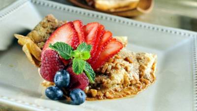 Servir las crepas con frutas.