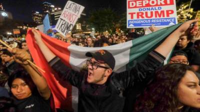 Miles de estadounidenses salieron a protestar contra Trump en Los Angeles, California.