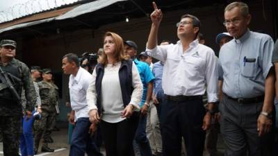 El presidente Juan Orlando Hernández acompañado de autoridades hizo un recorrido por el penal y luego realizó el cierre oficial del recinto, en el cual los reos estaban hacinados y en condiciones inhumanas por la falta de espacio.