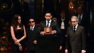 Iván Aguilera (centro), hijo de Juan Gabriel, fue el encargado de depositar las cenizas en el vestíbulo del Palacio de Bellas Artes.