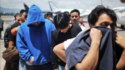 Según el CAMR, el flujo de migrantes hondureños que han sido retornados vía aérea ha disminuido en 2015.