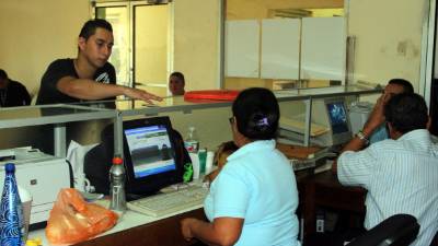 La falta de equipos modernos, atrasa el proceso en el RNP.