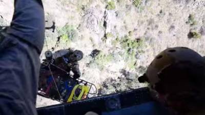 Los rescatistas utilizaron un helicóptero militar para rescatar al hombre que desde el fondo de un acantilado llamó al 911 para pedir ayuda.
