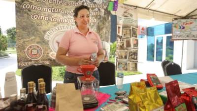 Irma Angélica Landaverde , de “Café mi Tazita”, muestra algunos productos de la mipyme.