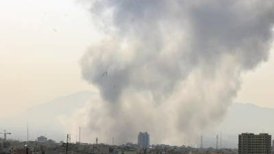 Los medios oficiales de Irán han informado de explosiones, además de en Teherán, en otras ciudades como Isfahán, Tabriz y Karaj, después de que Israel y Estados Unidos lanzaran una serie de ataques contra el país persa esta mañana.