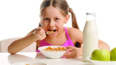 Los niños deben aprender a alimentarse de forma saludable.