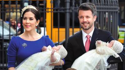 chc006 COPENHAGUE (DINAMARCA) 14/4/2011.- El príncipe Federico de Dinamarca y su esposa la princesa Mary posan para los medios a su llegada al bautizo de sus dos hijos mellizos, nacidos el pasado enero, como Vicente y Josefina, en una ceremonia celebrada en la iglesia de Holmen de Copenhague ante unos 300 invitados, hoy, jueves, 14 de abril de 2011. EFE/Christian Charisius