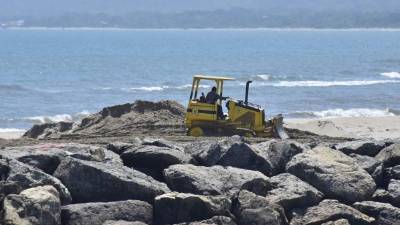Trabajos. Esta semana se comenzó a dragar el lado este de la parte externa de la dársena del muelle.