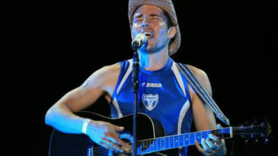 El cantante Paul Hughes(Polache) delantero del deportes Savio.