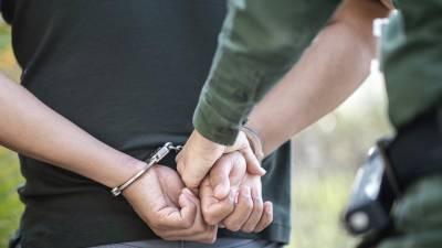 Los detenidos encerraban a los migrantes en maletas o cajas para cruzar la frontera entre México y EEUU.