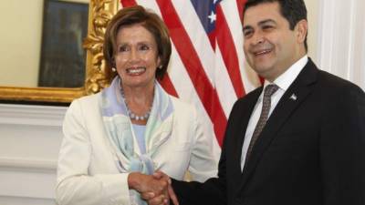 El presidente de Honduras, Juan Orlando Hernández, saluda a Nancy Pelosi, líder de la minoría Demócrata del Congreso.
