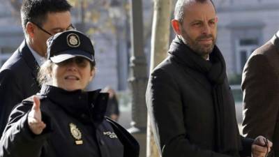 ARCHIVO - En esta foto de archivo del 23 de enero de 2014, el presidente del Barcelona, Sandro Rosell, asiste a una conferencia de prensa en el Camp Nou (AP Foto/Manu Fernández, archivo)