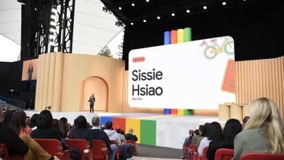 Fotografía cedida por Google donde aparece su vicepresidenta y directora general de Google Assistant y Bard, Sissie Hsiao, mientras interviene durante el evento anual de desarrolladores, Google I/O 2023.