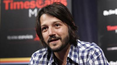 El actor, productor y director mexicano Diego Luna, que en su próxima película rescata la figura del activista por los derechos de los campesinos en Estados Unidos César E. Chávez, durante la entrevista con Efe. EFE