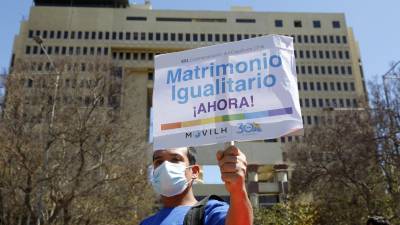 Activistas LGTB celebraron la aprobación del matrimonio igualitario en Chile.