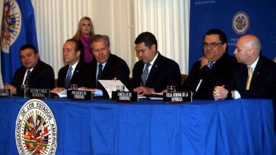 La firma del Convenio de la Maccih entre el presidente de Honduras, Juan Orlando Hernández y Luis Almagro, Secretario General de la OEA. Foto de archivo.