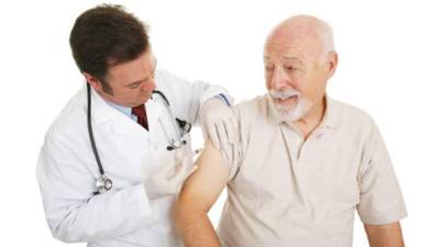 El adulto mayor debe vacunarse contra la gripe y neumococo para protegerse de la neumonía.