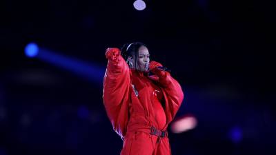 Rihanna lució espectacular en su presentación donde fue notorio su estado.