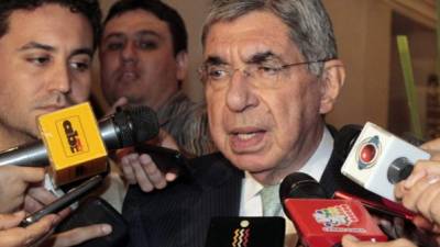 El Premio Nobel Óscar Arias es hospitalizado por un fallo en su marcapasos.
