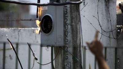 El incendio se pudo controlar y ahora trabajan contra el reloj para reestablecer el fluido eléctrico.
