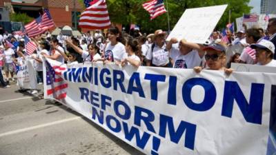 Miles de activistas pro-inmigrantes en California y Florida salieron a las calles para exigir al presidente Obama que no espere un día más para anunciar su decreto ejecutivo.
